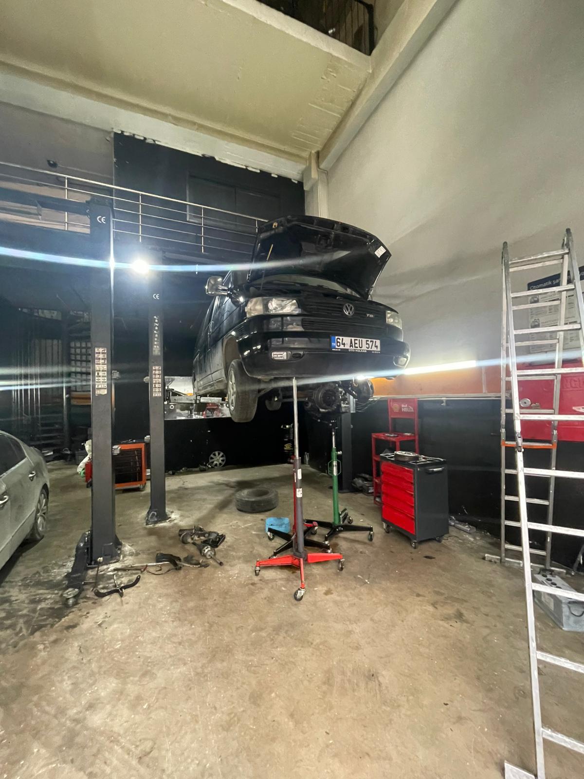 Ticari araç lift üzerinde şanzıman söküm